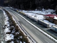 Sarp'ta 3 gündür TIR girişlerine izin verilmiyor