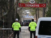 Yunanistan sınırını otobüsle kapattı
