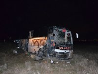Yolcu otobüsü TIR'a çarptı: 2'si ağır 44 yaralı