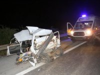 Feci kaza: TIR, otomobili biçti
