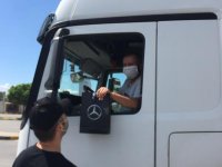 Mercedes, sınır kapılarındaki kamyoncularla bayramlaştı
