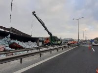 Esenyurt'ta TIR devrildi, trafik kapalı