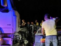 Tali yoldan otobana çıkan otomobili TIR biçti